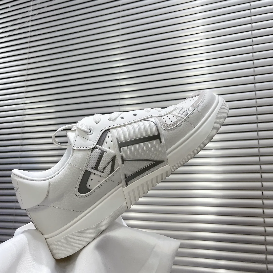 👟👟Ex-factory price 600👟👟 Valentino ONE STUD calfskin lace-up sneakers. Soft suede low-top sneakers, classic and versatile, couple's sneakers, special goods, worth buying! A pair of simple shoes with unique details will save you from the difficulty of dressing. OneStud sneakers, with quilted plaid and oversized rivets, create an eye-catching punk style and get rid of the heavy feeling of this season's clothing. Upraise calfskin derby shoes, with exquisite leather construction and simple silhouette, and smooth lines set the tone of coolness, are a versatile item in the wardrobe. There are more Valentino boutique shoes waiting for you to unlock! It’s time to get the shoes you’ve been coveting for a long time! Officially on sale 7,+++ - Seven straps, decorated with metallic rubber effect. Decoration on the back and tongue. Size 35-44.